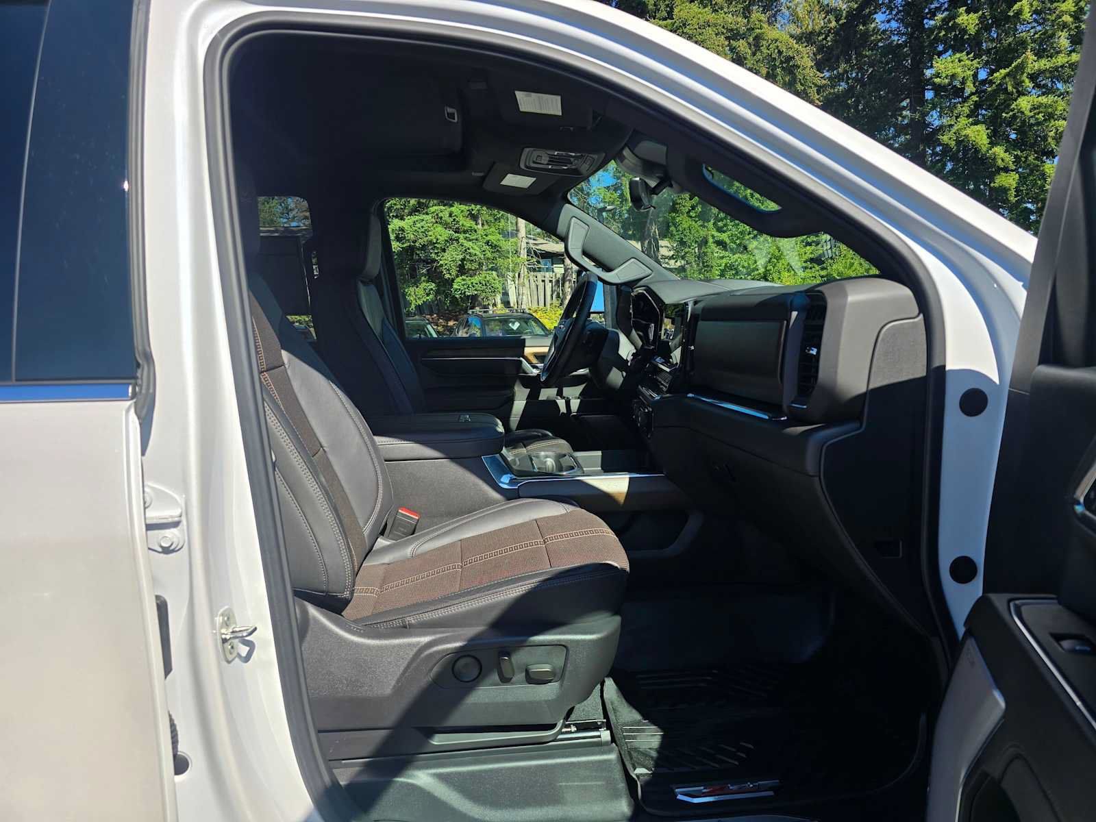 Used 2024 Chevrolet Silverado 2500 High Country w/ Technology Package AWD/4WD image 11