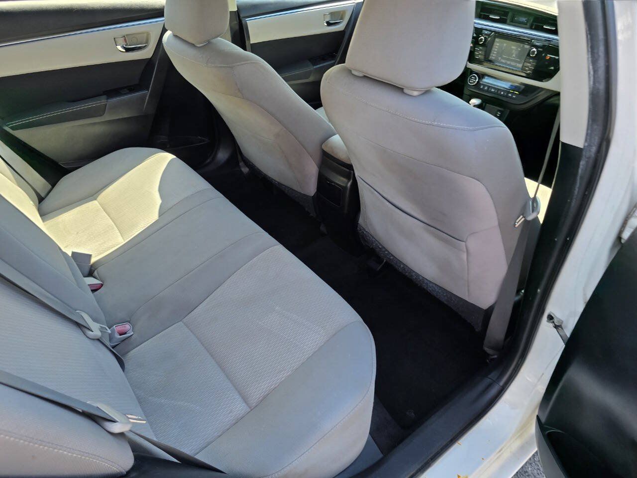 Used 2015 Toyota Corolla LE FWD image 26