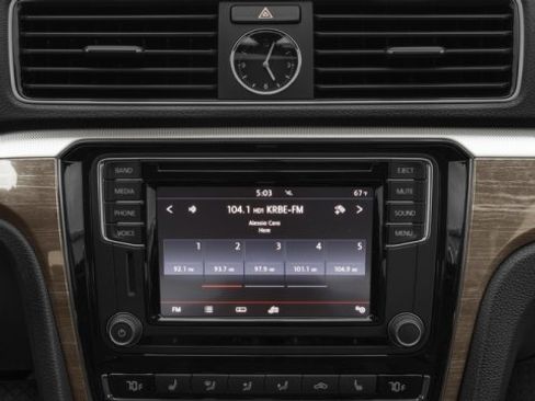 Used 2017 Volkswagen Passat 1.8T SE image 10