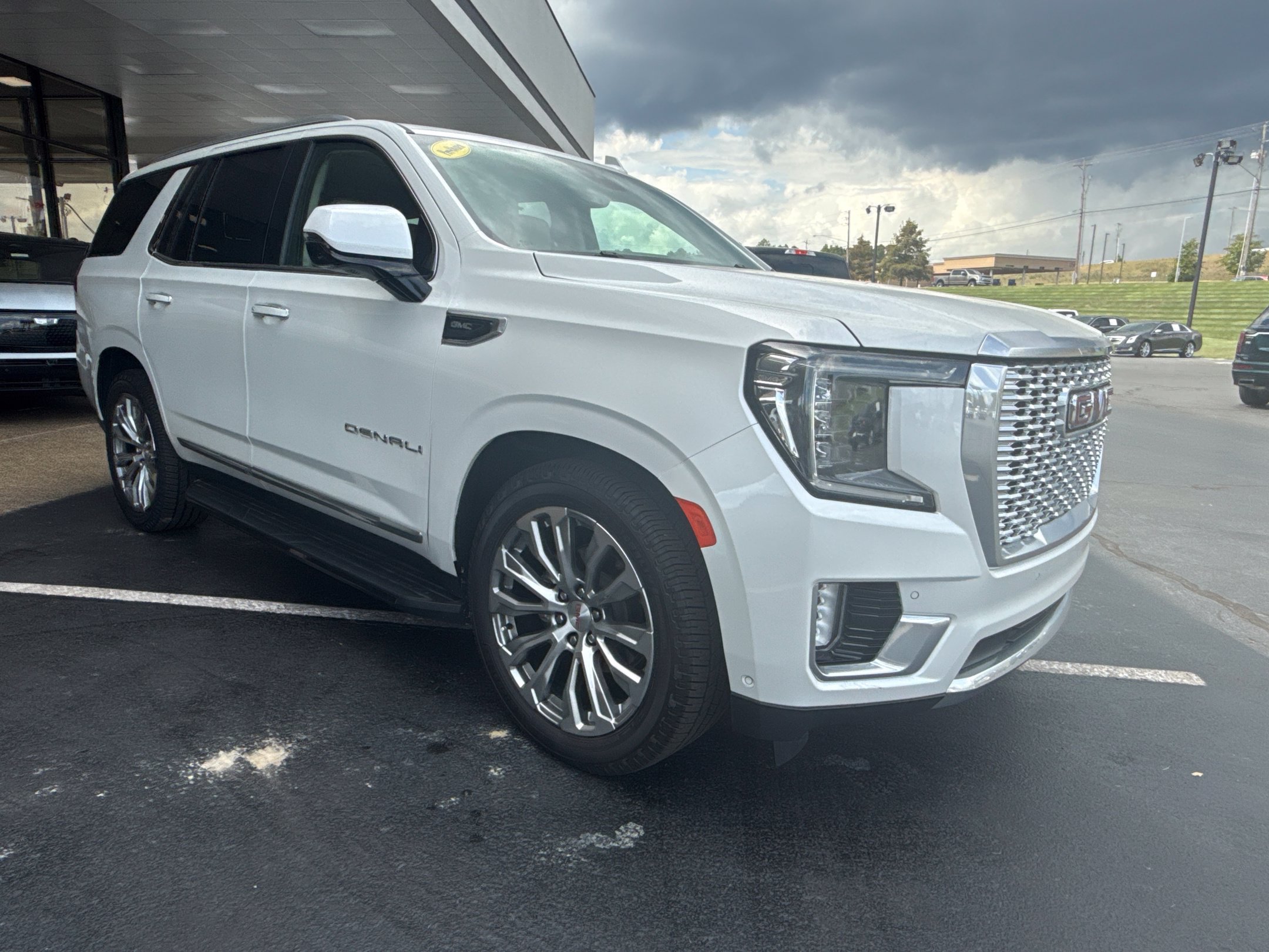 Used 2023 GMC Yukon Denali w/ Advanced Technology Package AWD/4WD image 5