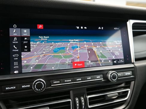 Certified 2021 Porsche Macan image 27