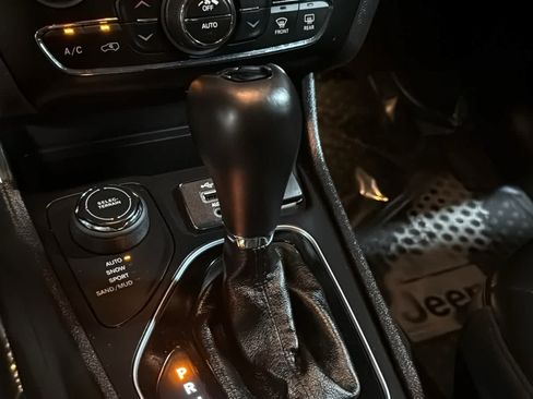 Used 2020 Jeep Cherokee Latitude Plus AWD/4WD image 17