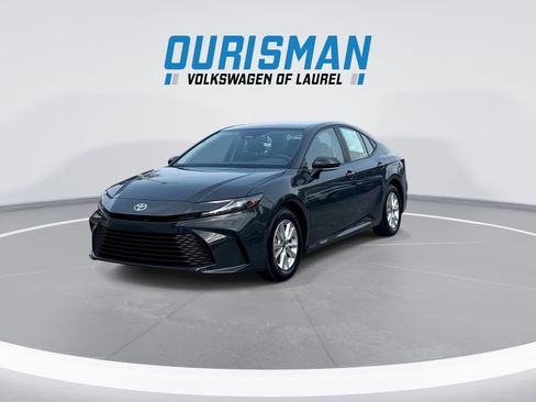 Used 2025 Toyota Camry LE w/ Convenience Package FWD image 4