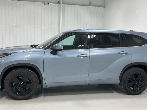 Used 2021 Toyota Highlander LE image 3