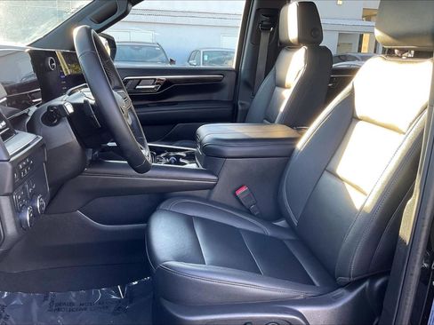 Used 2025 Chevrolet Suburban Z71 image 19