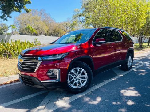 Used 2023 Chevrolet Traverse LT image 1