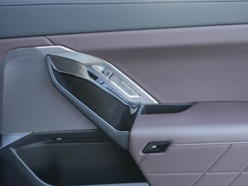 Certified 2025 BMW 740i image 34