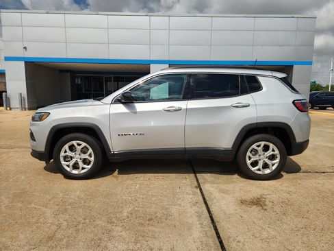 Used 2024 Jeep Compass Latitude AWD/4WD image 5