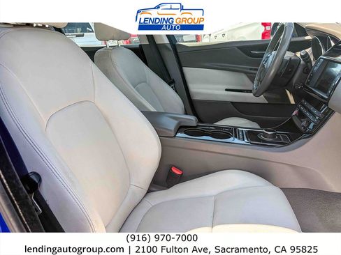 Used 2017 Jaguar XE Premium RWD image 15