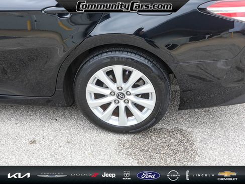 Used 2019 Toyota Camry LE image 4