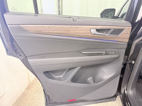 Used 2025 Volkswagen Atlas SEL image 11