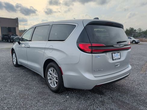 Used 2024 Chrysler Pacifica Touring-L image 6