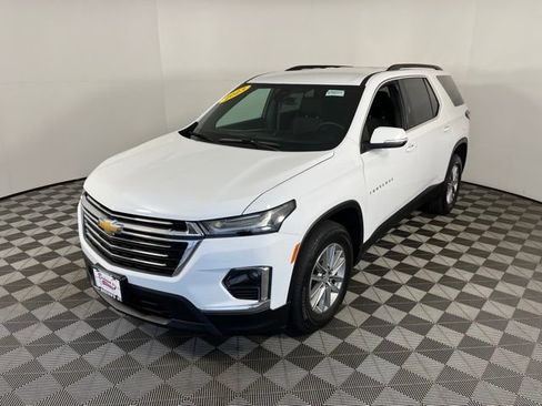 Used 2023 Chevrolet Traverse LT image 3