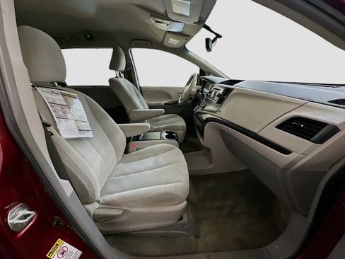 Used 2014 Toyota Sienna LE image 32
