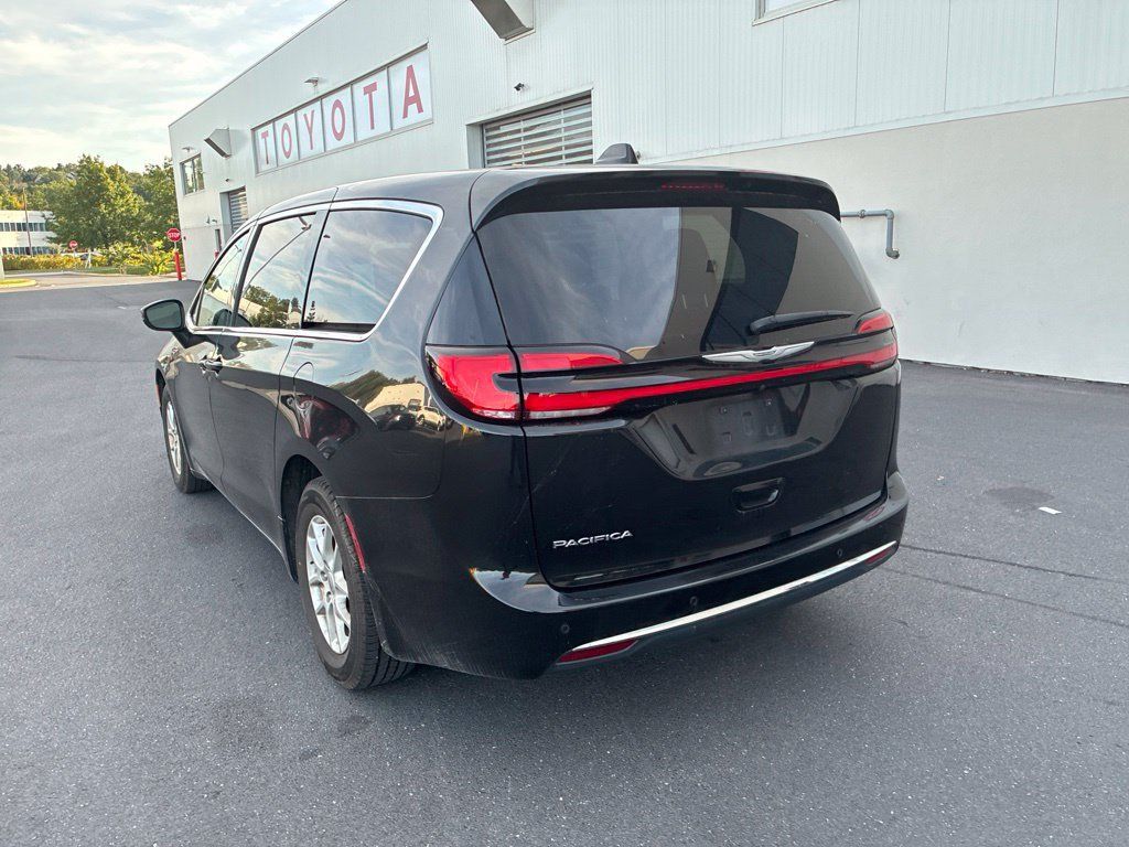 Used 2023 Chrysler Pacifica Touring-L FWD image 11