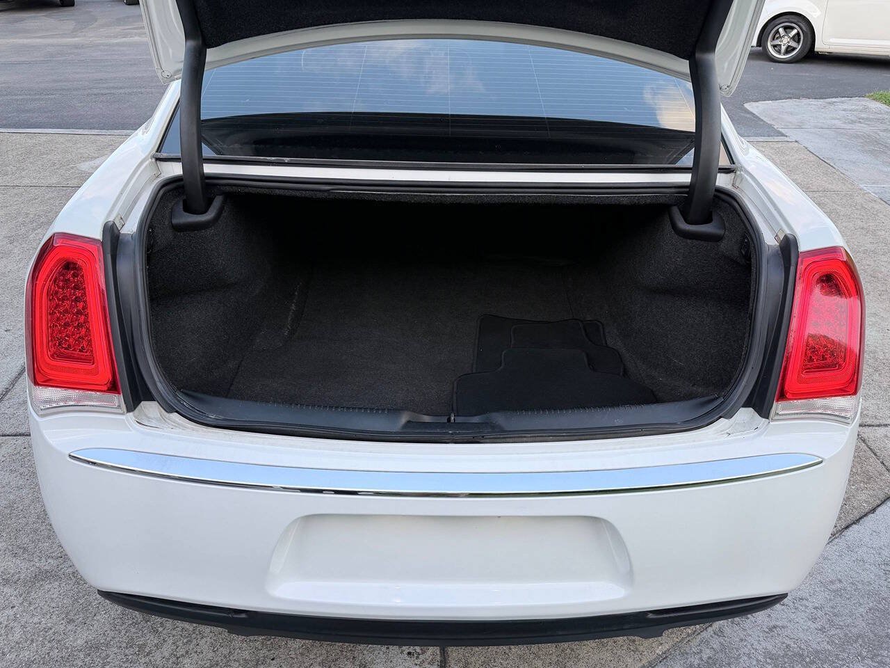Used 2020 Chrysler 300 Touring w/ Driver Convenience Group RWD image 16