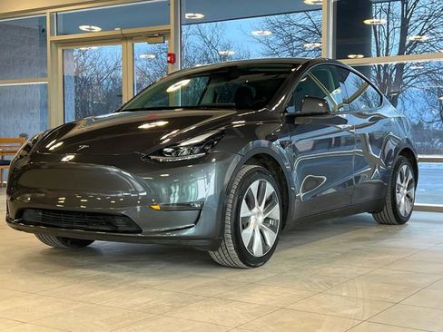 Used 2023 Tesla Model Y 2WD image 3