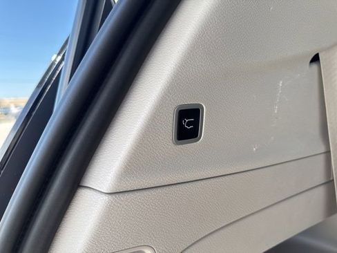 Used 2024 Chrysler Pacifica Touring-L FWD image 19