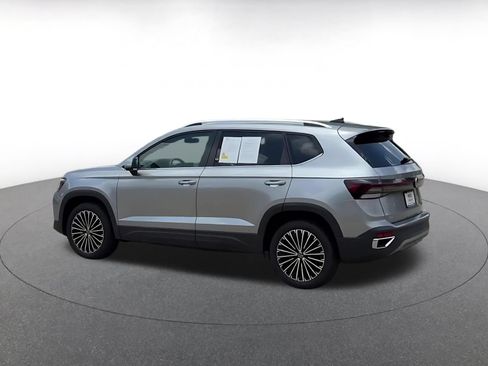 Used 2025 Volkswagen Taos SE FWD image 12