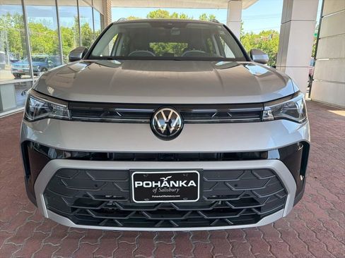 Used 2025 Volkswagen Taos SE FWD image 2