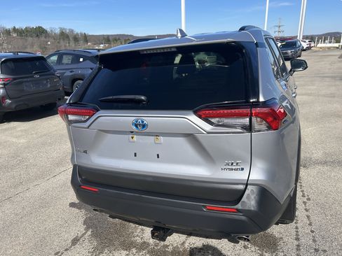 Used 2022 Toyota RAV4 XLE Premium image 8