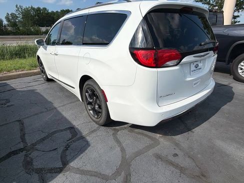 Used 2018 Chrysler Pacifica Touring-L w/ Tire & Wheel Group FWD image 7
