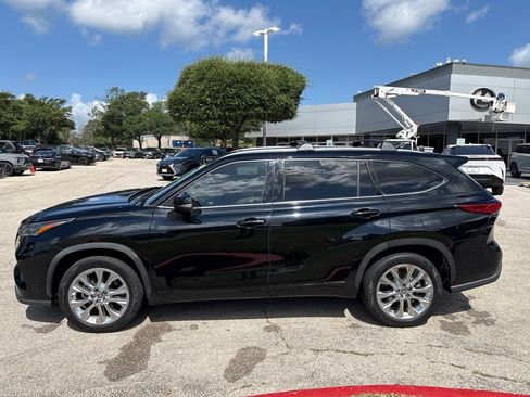 Used 2020 Toyota Highlander Limited FWD image 2