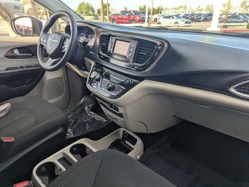Used 2017 Chrysler Pacifica LX image 13