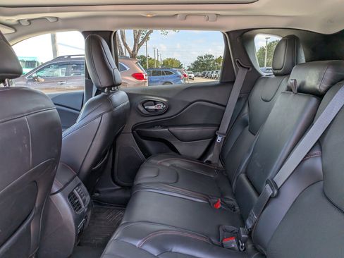 Used 2020 Jeep Cherokee Trailhawk AWD/4WD image 13