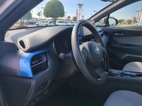 Used 2019 Toyota C-HR XLE FWD image 15