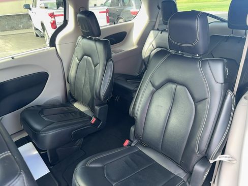 Used 2022 Chrysler Pacifica Touring-L FWD image 10