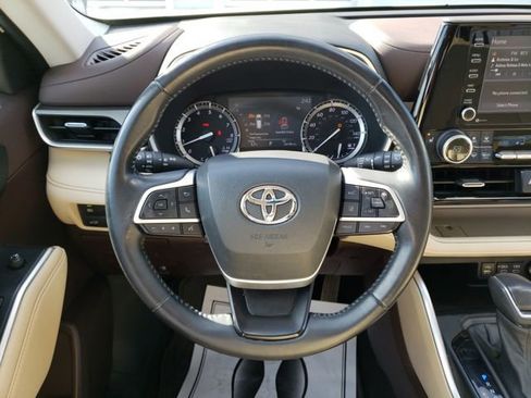 Used 2022 Toyota Highlander XLE image 14