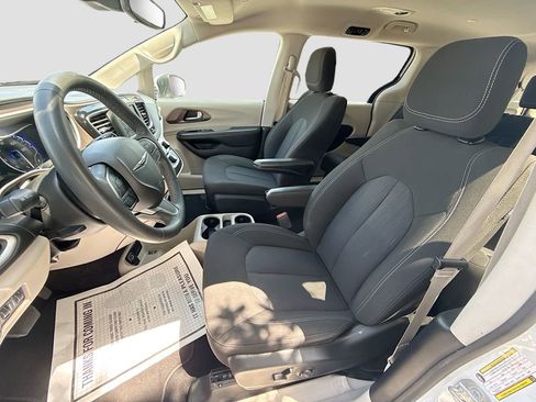 Used 2023 Chrysler Voyager LX image 22