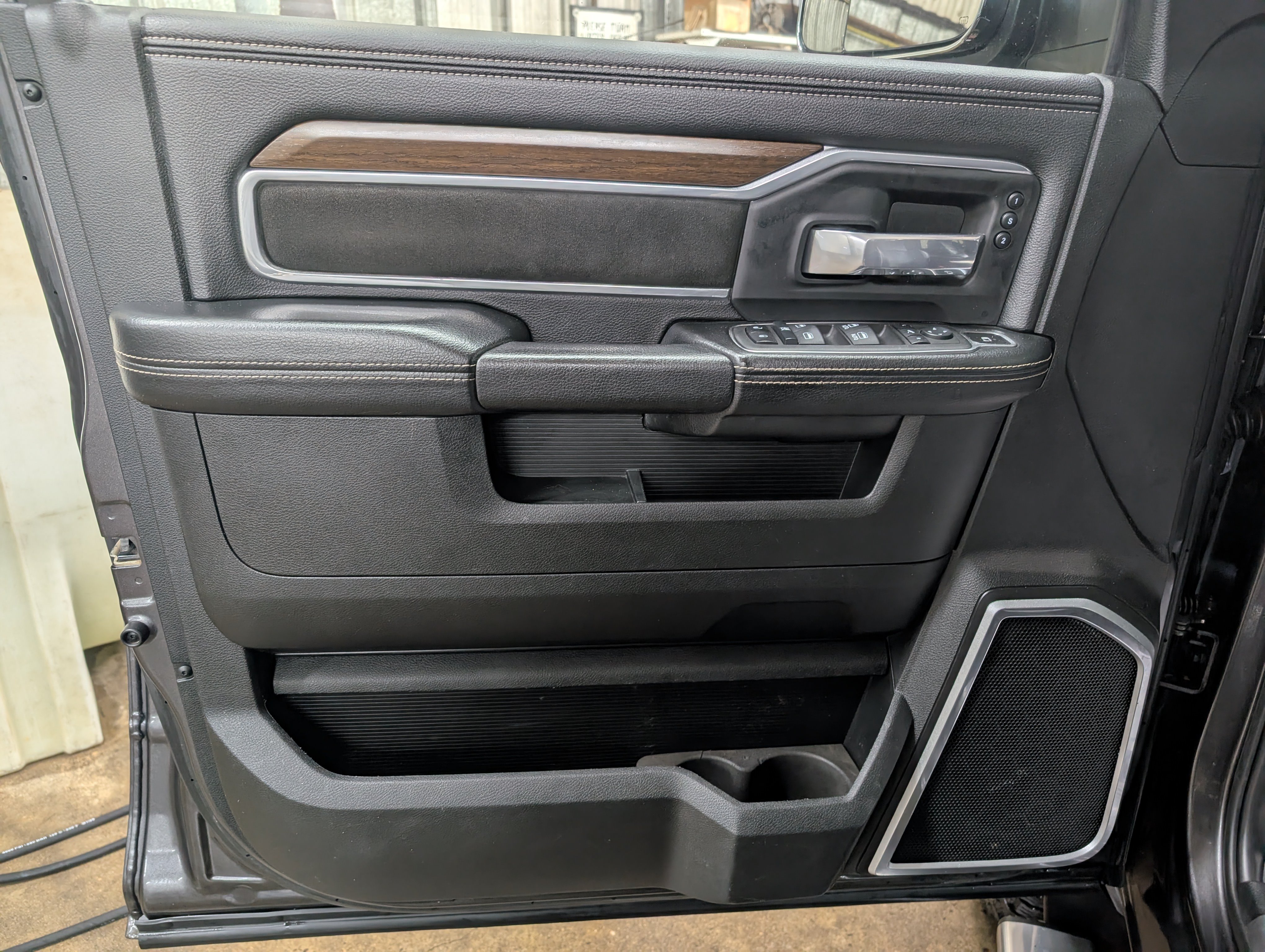 Used 2022 RAM 3500 Laramie AWD/4WD image 12