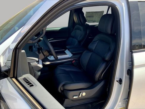 New 2026 Lincoln Navigator Reserve w/ Jet Appearance Package AWD/4WD image 9