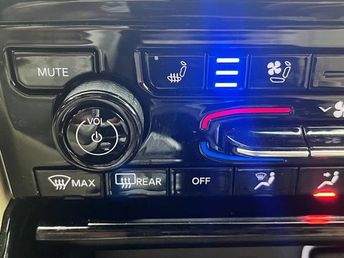Used 2023 Jeep Grand Cherokee L Limited w/ Luxury Tech Group II AWD/4WD image 6