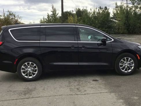 New 2026 Chrysler Pacifica Select image 9