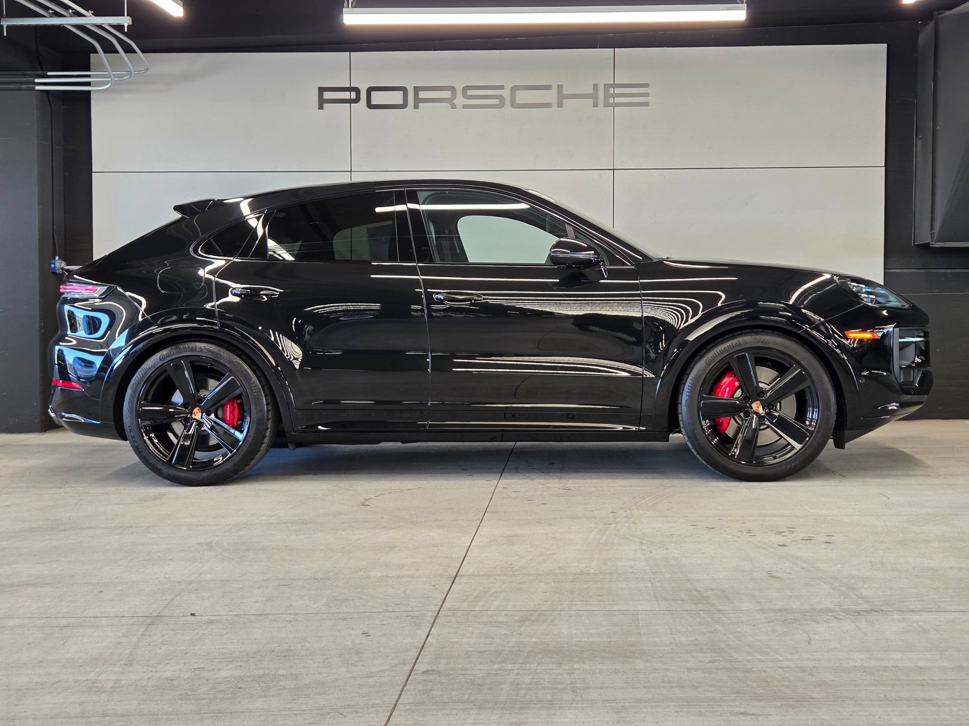 Certified 2025 Porsche Cayenne GTS AWD/4WD image 29