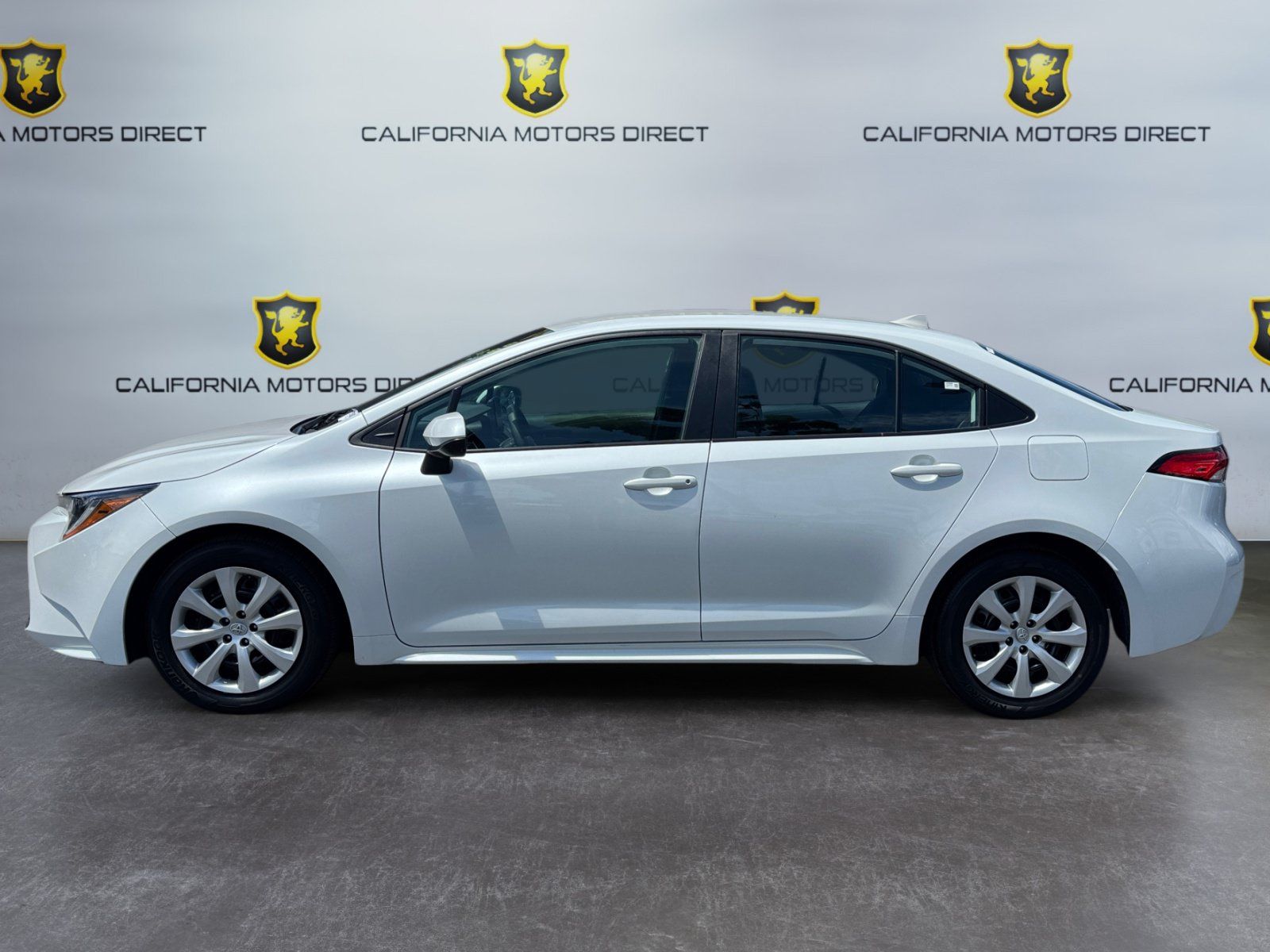 Used 2025 Toyota Corolla LE FWD image 2