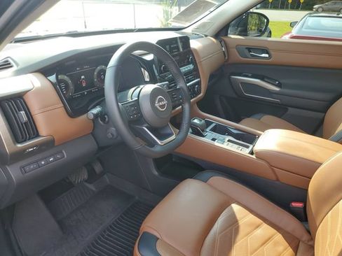 Used 2025 Nissan Pathfinder Platinum FWD image 13