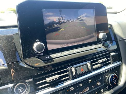Used 2022 Nissan Pathfinder SV FWD image 14