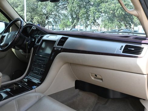 Used 2011 Cadillac Escalade Luxury image 24
