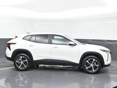 Used 2025 Chevrolet Trax RS w/ Sunroof Package FWD image 7