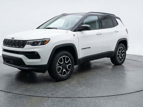 Used 2025 Jeep Compass Trailhawk image 3
