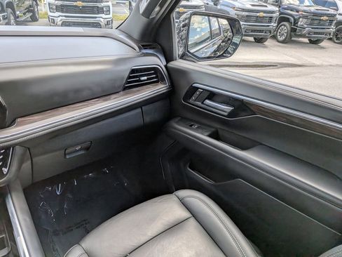Certified 2025 Chevrolet Suburban LT RWD image 17