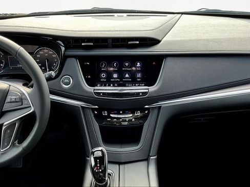 New 2025 Cadillac XT5 Luxury image 8