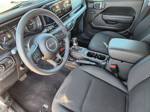 Used 2025 Jeep Wrangler Unlimited Rubicon 4xe w/ Convenience Group AWD/4WD image 7