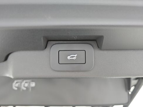 Certified 2025 Land Rover Discovery S image 14