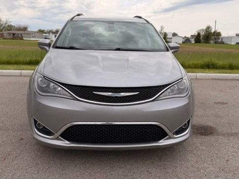 Used 2018 Chrysler Pacifica Touring-L w/ Tire & Wheel Group FWD image 9