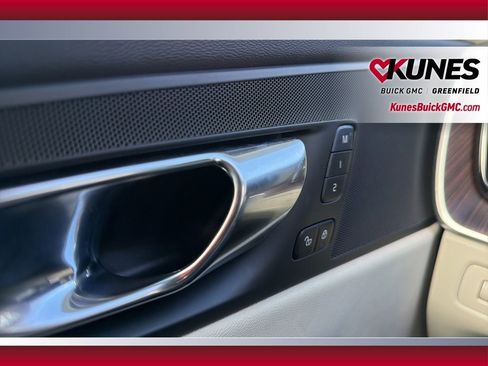 Used 2022 Volvo XC60 B5 Momentum image 34